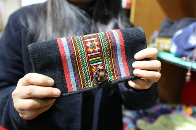 一套完整的瑶族服饰要用到很多刺绣,而刺绣的用料和图案都很有讲究