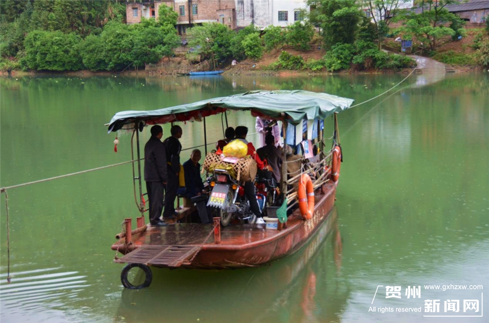 只要有一个村民过江,无论刮风下雨,赵仕斌都会立即起身,拉船过江,从不