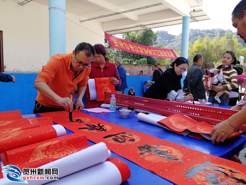 活动现场,书法家们挥毫写对联,福气送邻里,祝福的话语信手拈来,现场