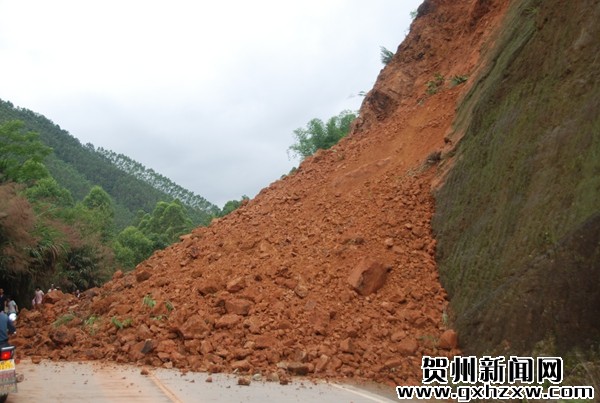 【独家报道】月湾山体滑坡 路政紧急抢修