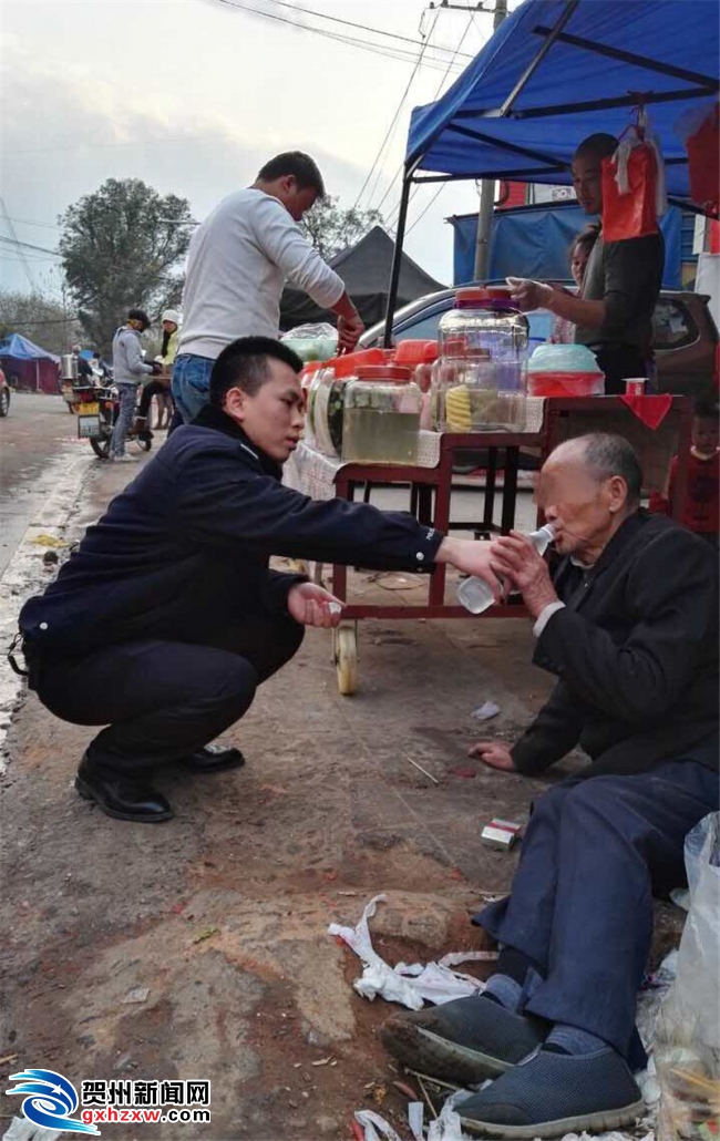 为了帮老人散去酒气,民警立即买来矿泉水喂老人喝下.